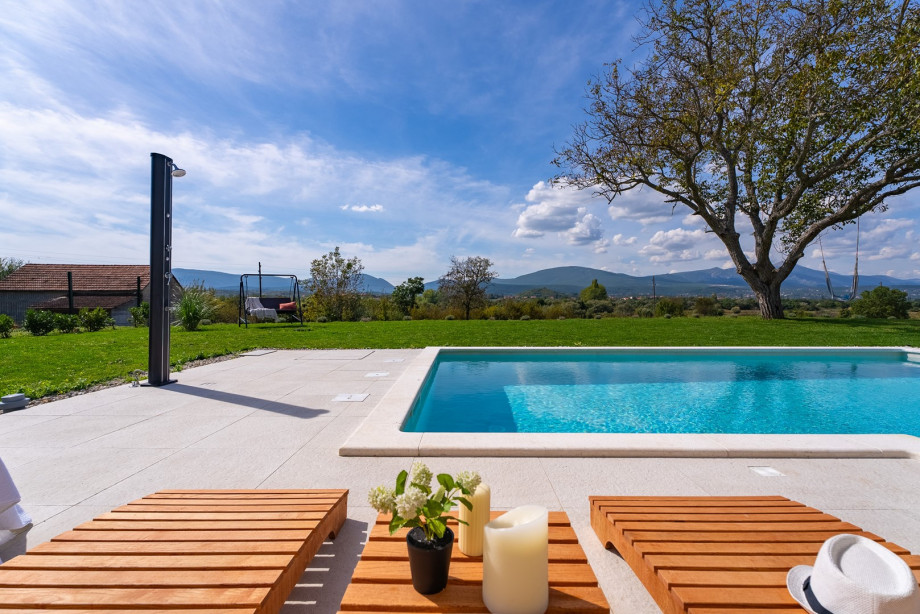 This property provides the perfect setting for relaxation and rejuvenation .