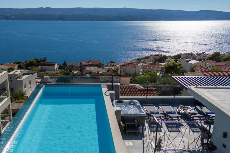 40,7sqm heated pool and fully automated salt electrolysis system, whirlpool