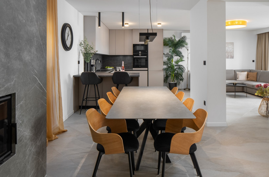The first floor offers a spacious and air-conditioned kitchen and living area of 90sqm