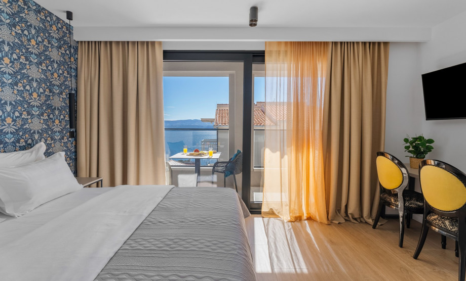 Bedroom NO1 is equipped with a queen-sized bed, TV, AC, en-suite bathroom, and a shared terrace with sea views