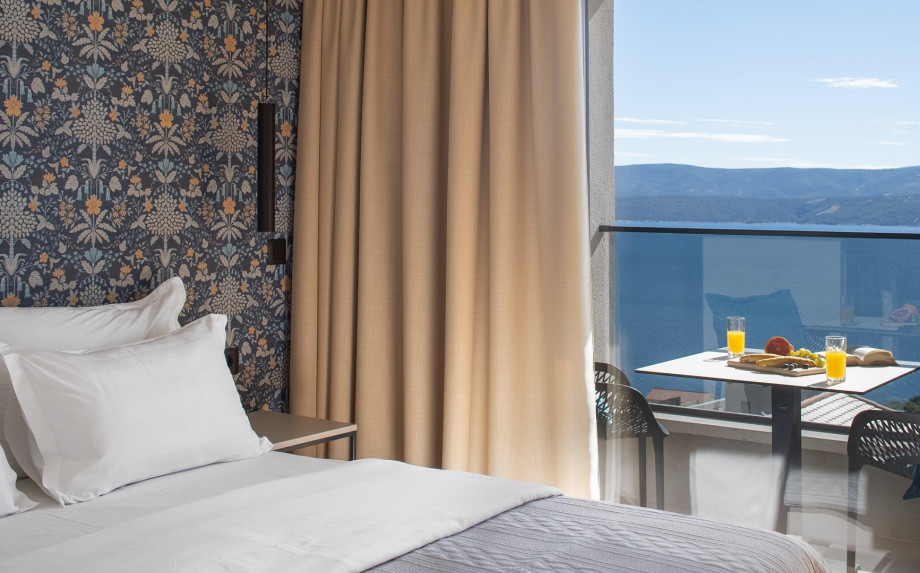 Bedroom NO1 is equipped with a queen-sized bed, TV, AC, en-suite bathroom, and a shared terrace with sea views