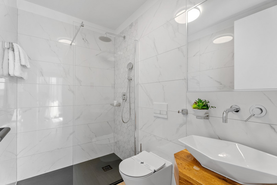 En-suite bathroom No.1 with a shower (3.8 sqm)
