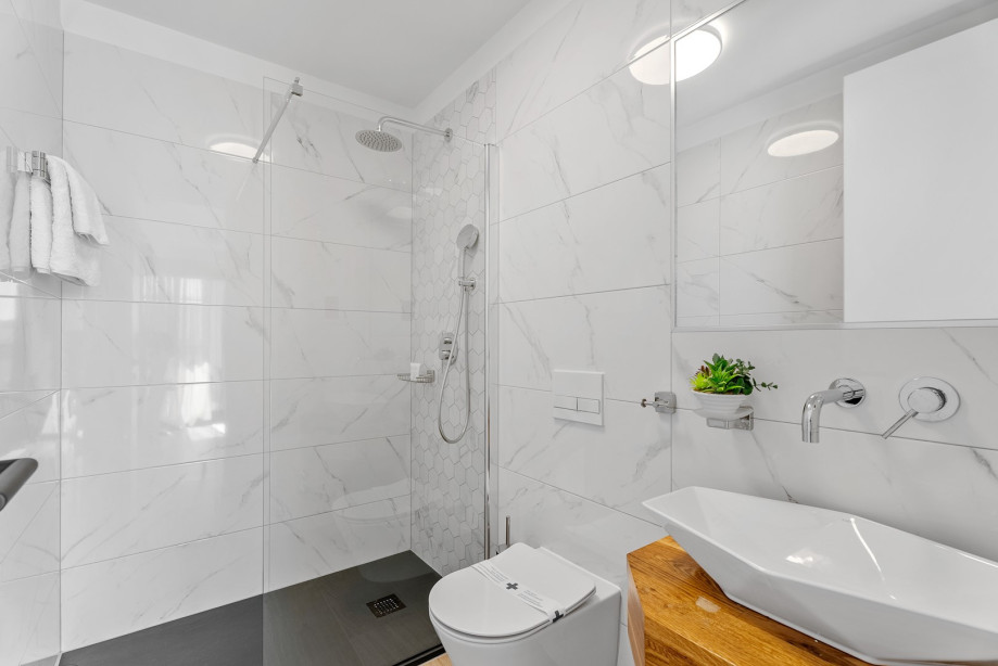 En-suite bathroom No.1 with a shower (3.8 sqm)