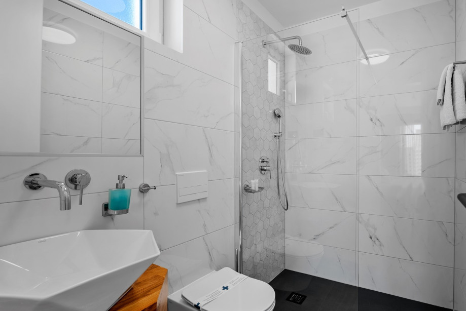 En-suite bathroom No.2 with a shower (3.5 sqm)