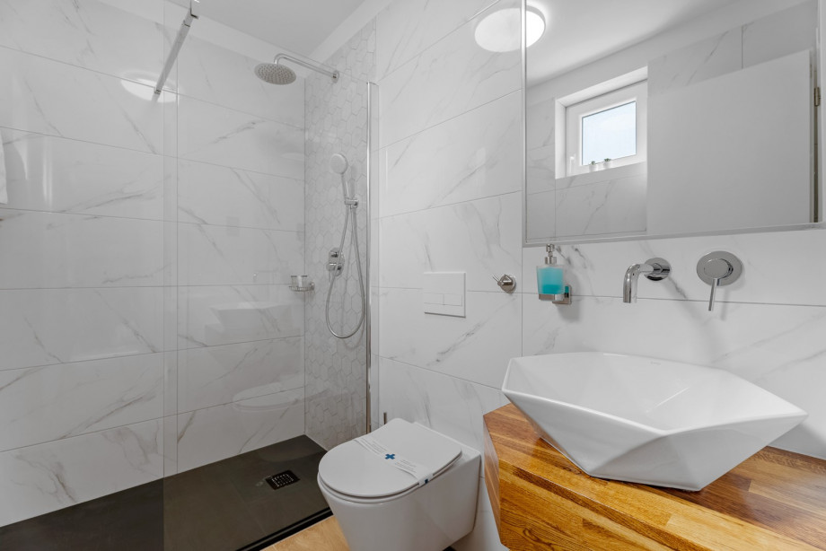 En-suite bathroom No.3 with a shower (3.5 sqm)