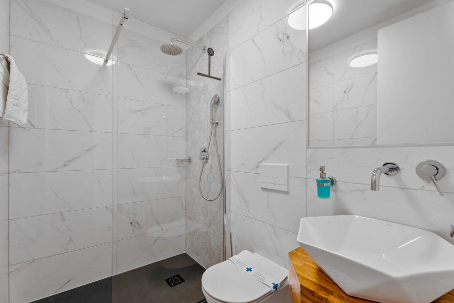 En-suite bathroom No.4 with a shower (3 sqm)