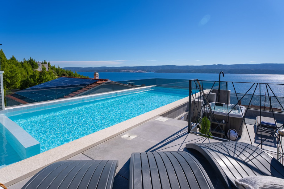 40,7sqm heated pool and fully automated salt electrolysis system