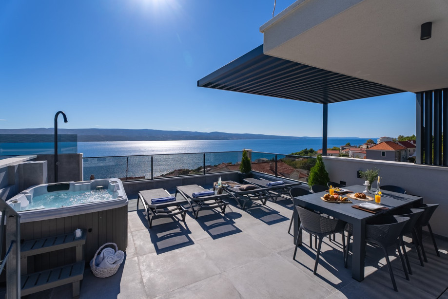 The rooftop offers a spectacular 55sqm rooftop terrace with a 40,7sqm heated pool