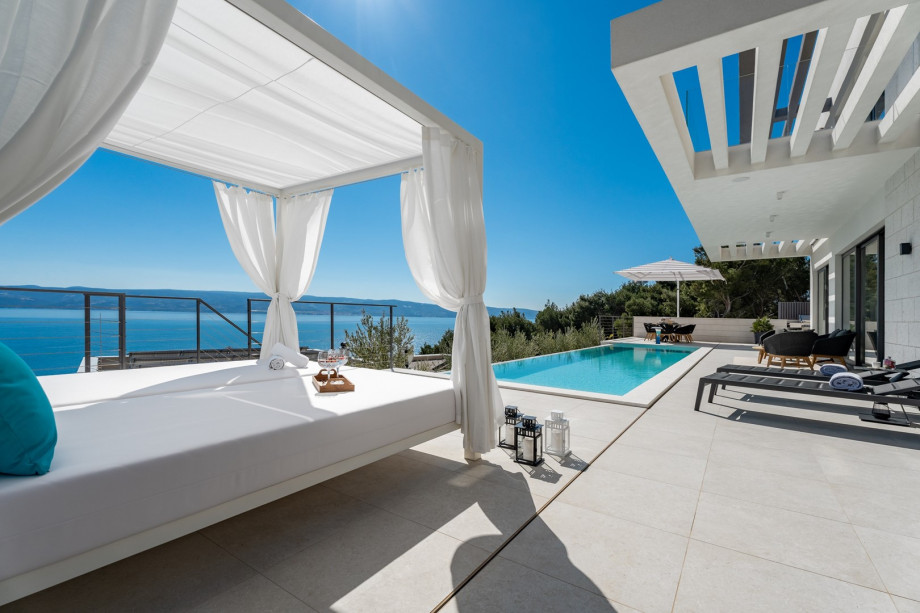 An outdoor Baldachin.