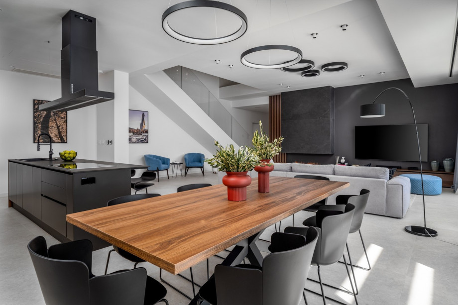 Living area and kitchen are very bright and very pleasant.