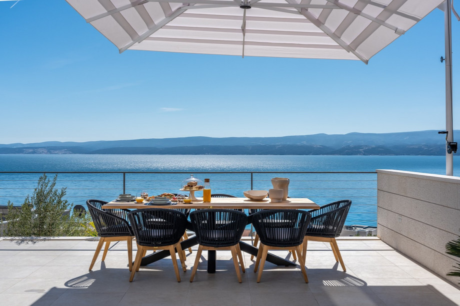 Dining area, with magnificent views of the sea.