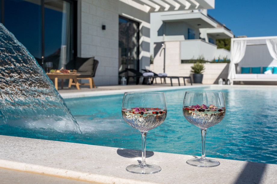 The pool area can be directly approached from the Gym, Spa, Kitchen/living room, and from Bedroom No1.