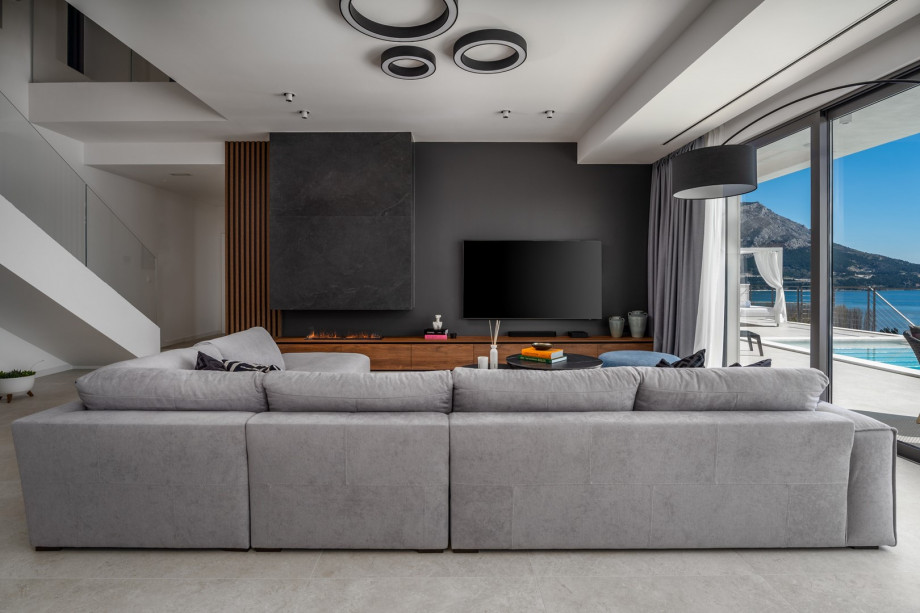 A fully equipped kitchen with a wine cooler, ice maker, Julius coffeemaker.