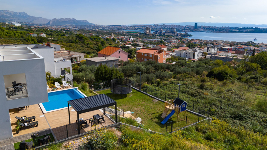 Quiet and peaceful area of Kaštel Sućurac with sea views from the property