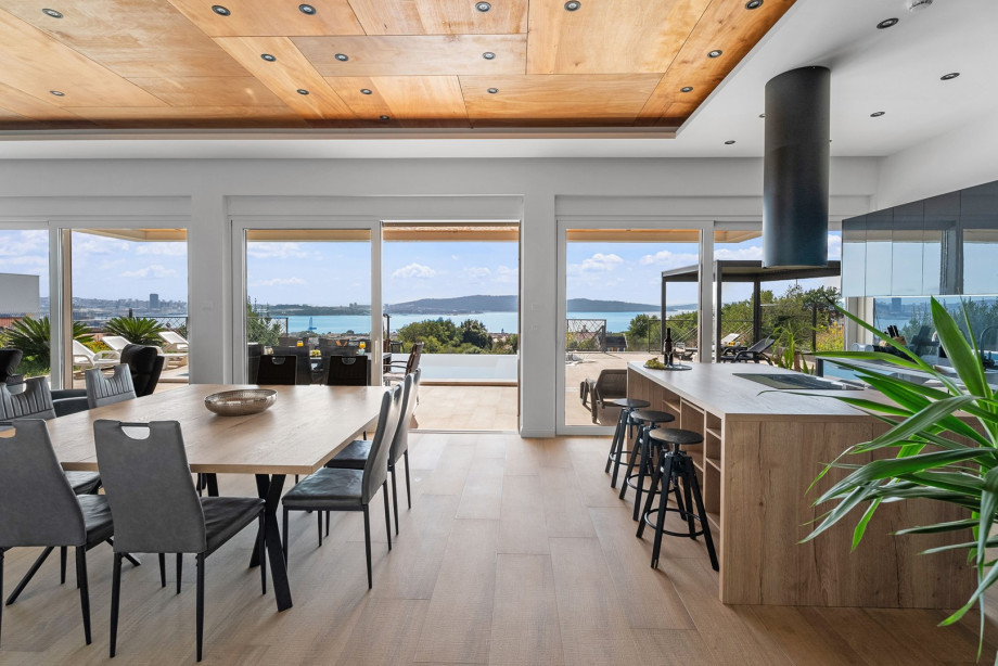 Fully equipped kitchen (fridge, microwave oven, a kettle, a coffee maker...)