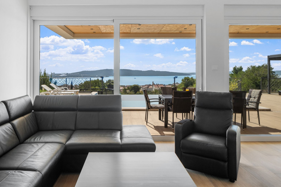Very comfortable living room with a view of the sea