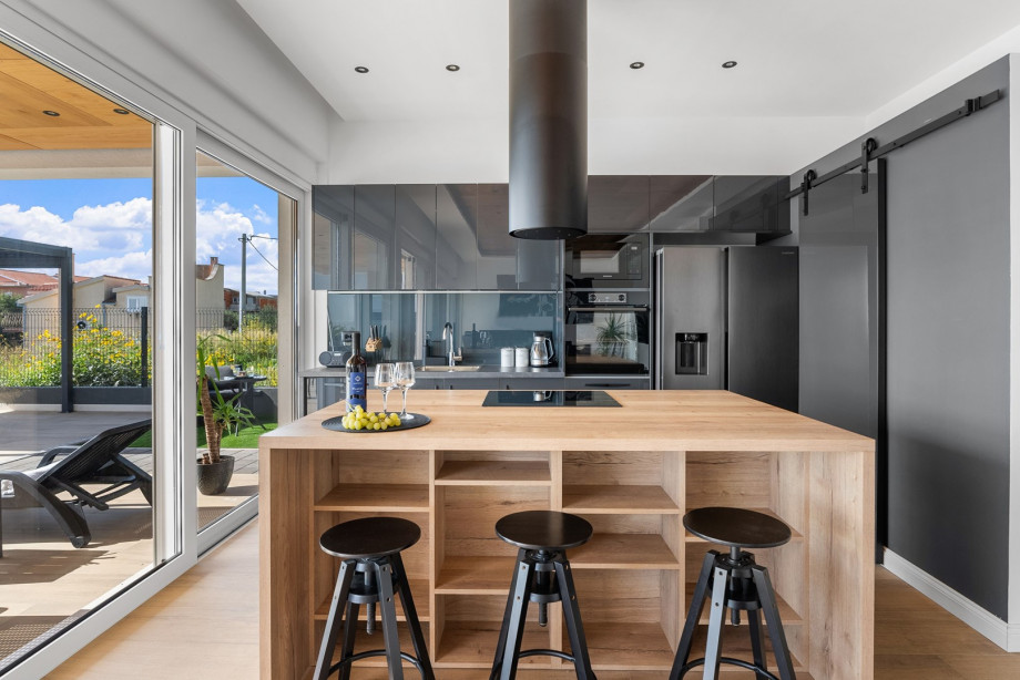 A fully equipped kitchen with all the appliances you need for a comfortable stay