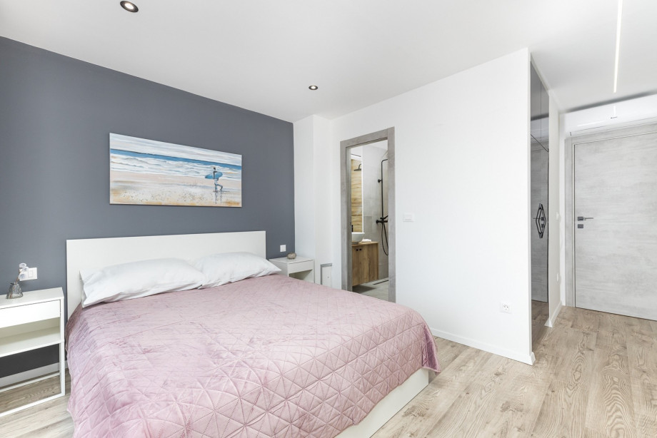 Bedroom No1 with queen-size bed, TV, A/C, and en-suite bathroom with a shower