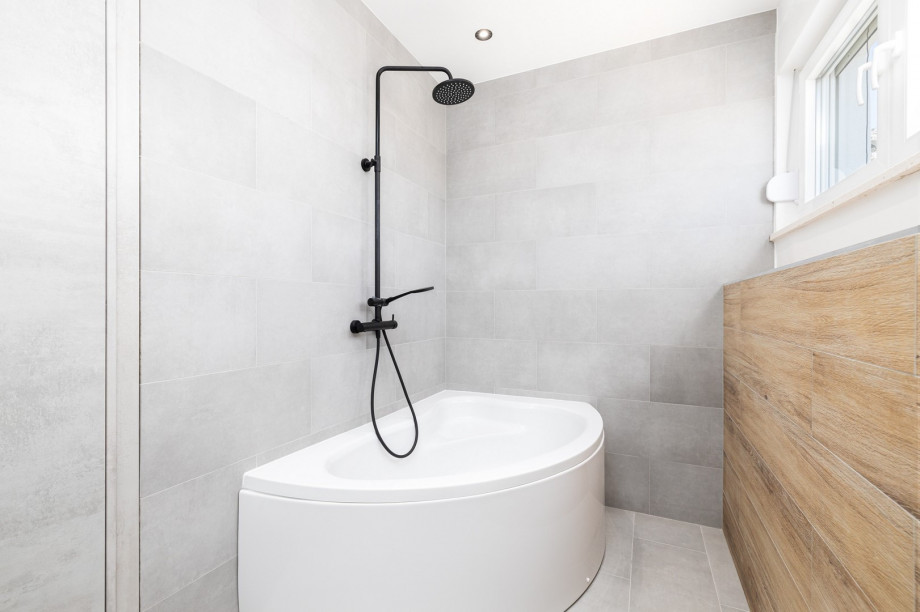 En-suite bathroom with a bathtub