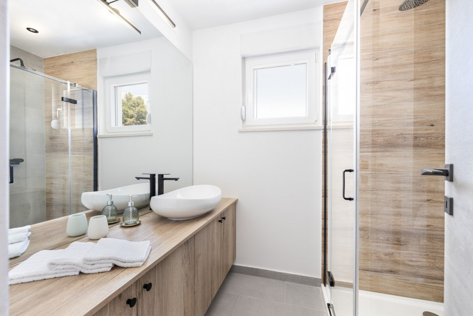 En-suite bathroom with a toilet and a walk-in shower