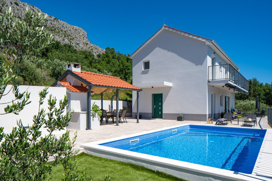 The outdoor space includes a 32 square meter (8 x 4 meter) private pool with hydromassage