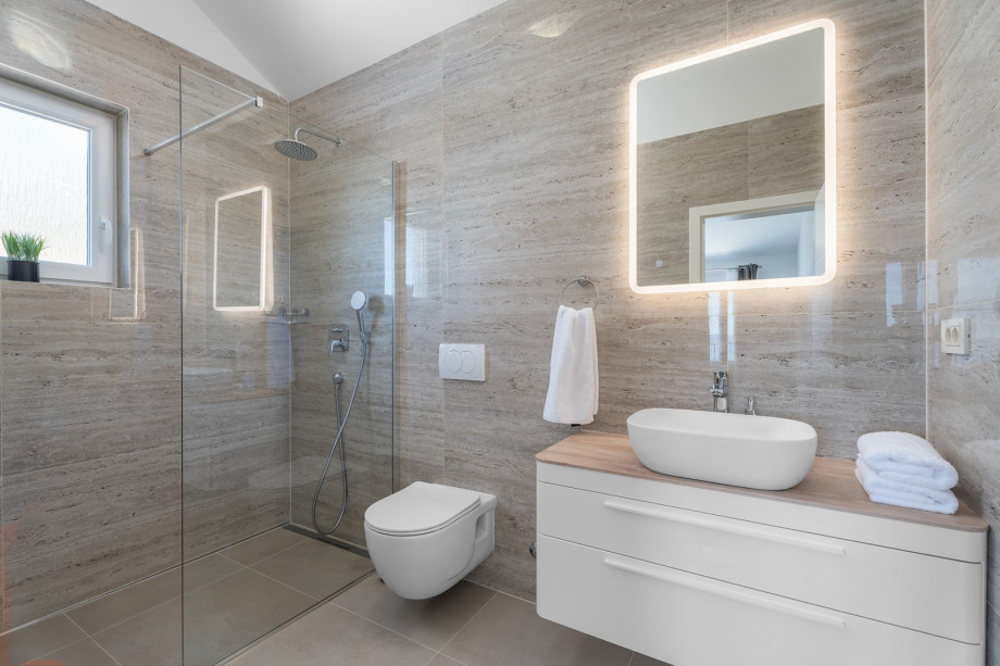 En-siute bathroom in bedroom No.1