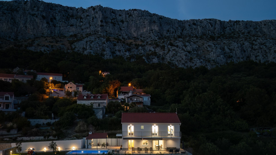 Breathtaking views of the sea and islands to the south and the summits of the mountains