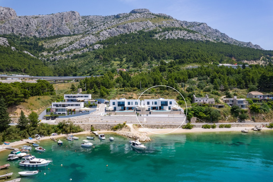 Villa Nina is located above pebble beach in Brzet, the nearest restaurant is 100m away, and you are less than 5 min drive to Omiš