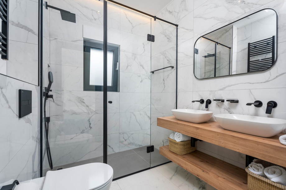 En-suite bathroom with a shower