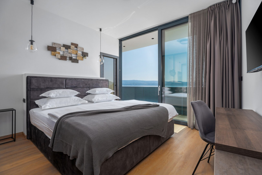 Bedroom No2. (25,6sqm) with a super king-size bed (200cm×200cm), en-suite bathroom with a shower, A/C, TV, balcony with sea views