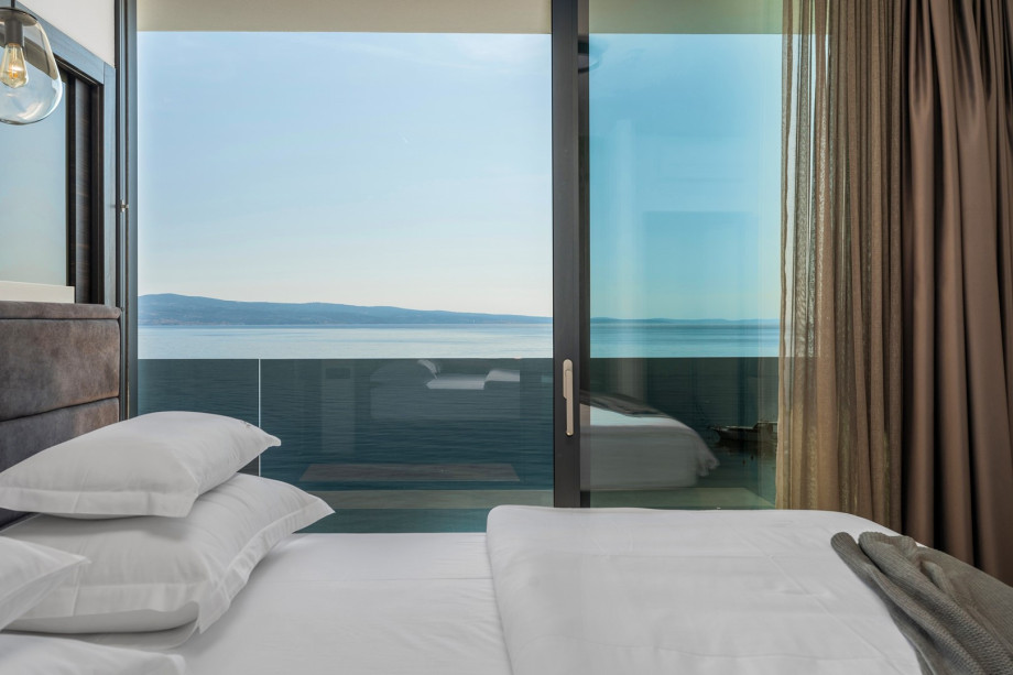 Bedroom No2. (25,6sqm) with a super king-size bed (200cm×200cm), en-suite bathroom with a shower, A/C, TV, balcony with sea views