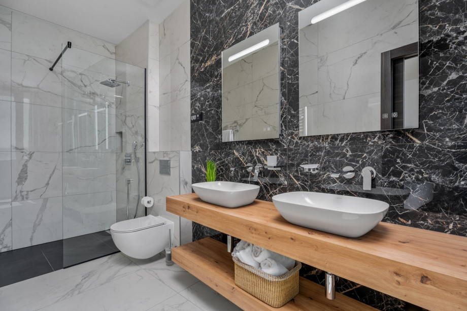 En-suite bathroom with a shower