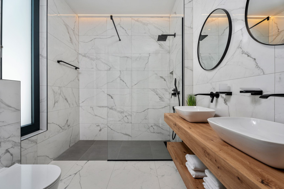 En-suite bathroom with a shower