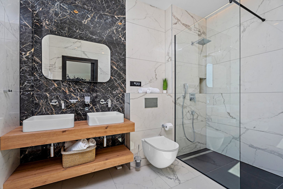 En-suite bathroom with a shower