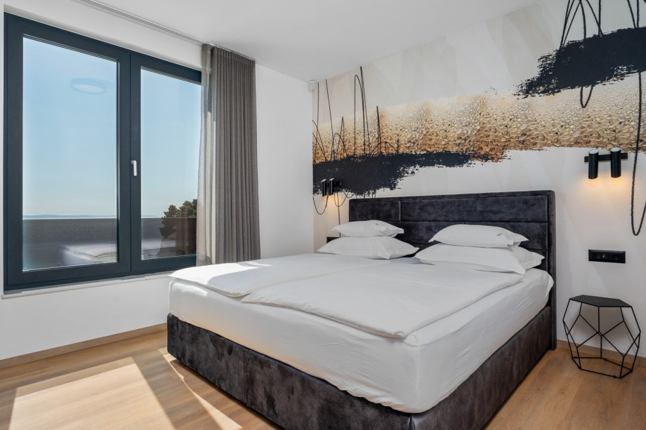 Bedroom No5. (22,6sqm) with a super king-size bed (200cm×200cm), en-suite bathroom with a shower, A/C, TV.