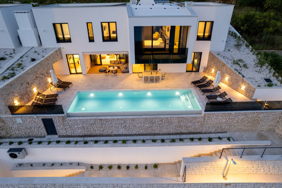 Villa Nina is located above pebble beach in Brzet, the nearest restaurant is 100m away, and you are less than 5 min drive to Omiš and Cetina river