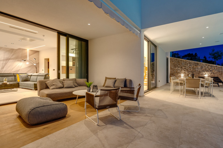 Villa Nina with Finnish Sauna, a Billiard, 54sqm Heated pool with hydromassage, Exercise machine