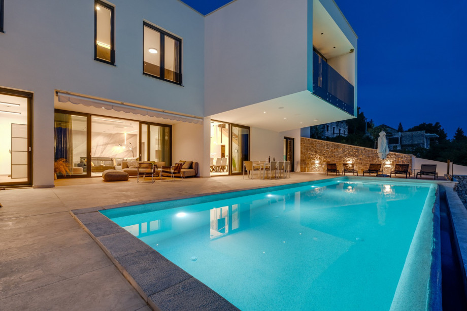 With sunlight from multiple angles, with the living area as a perfect space for basking in a warm glow – of sun and opened sea views – at any time of year