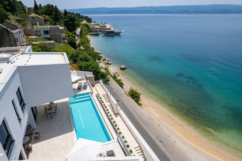 Villa Nina is located above pebble beach in Brzet, the nearest restaurant is 100m away, and you are less than 5 min drive to Omiš and Cetina river