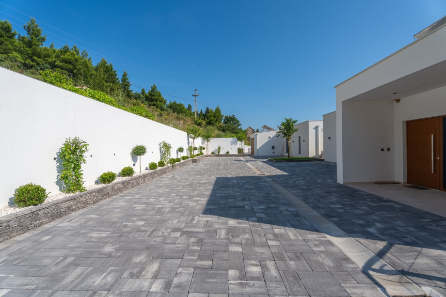 The property is completely fenced and ensures 3 parking plots on private property.