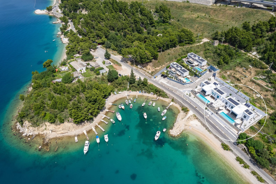 With sunlight from multiple angles, with the living area as a perfect space for basking in a warm glow – of sun and opened sea views – at any time of year