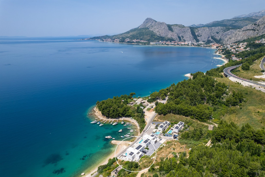Villa Nina is located above pebble beach in Brzet, the nearest restaurant is 100m away, and you are less than 5 min drive to Omiš and Cetina river