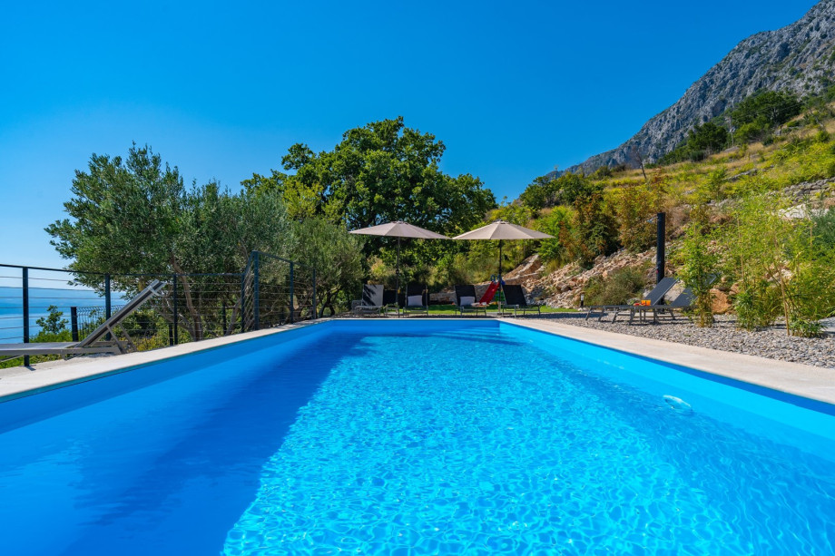 Villa Mountain Lodge is a newly built modern and charming property with stunning sea, island and mountain views