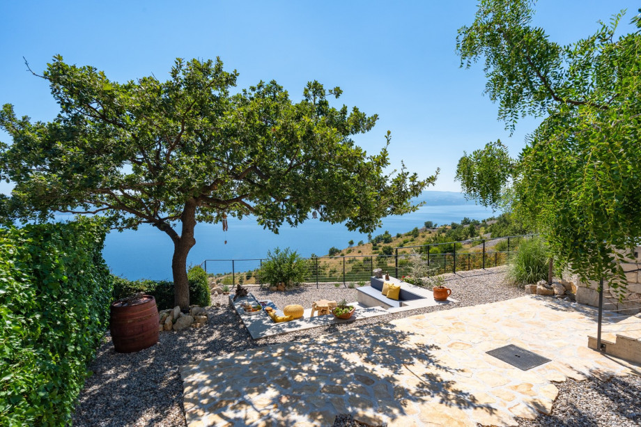 Villa Mountain Lodge is a newly built modern and charming property with stunning sea, island and mountain views