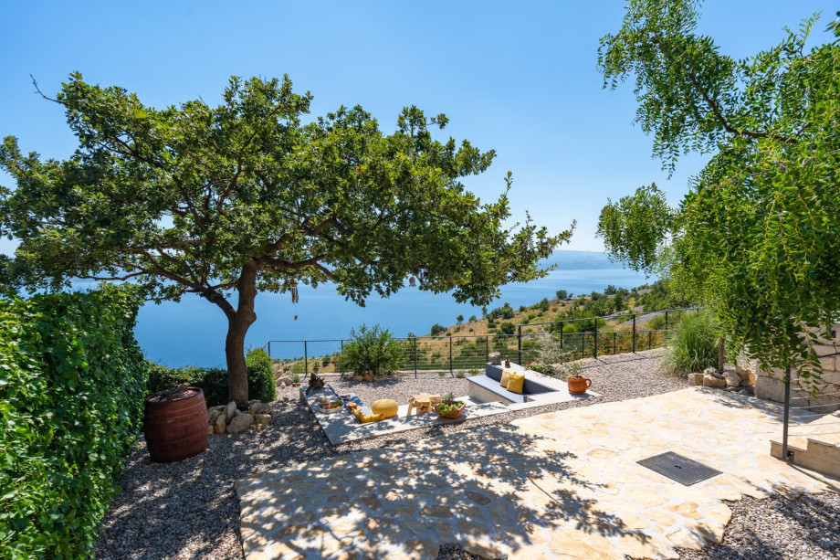 Villa Mountain Lodge is a newly built modern and charming property with stunning sea, island and mountain views