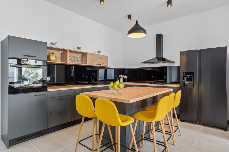 Fully equipped kitchen with a kitchen island with all the facilities you need for a very pleasant stay