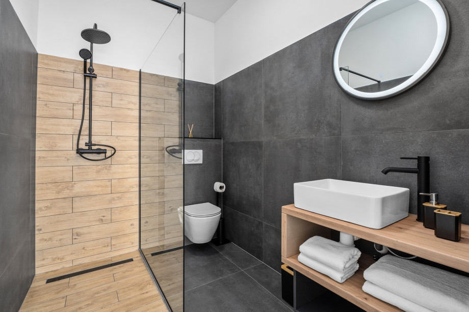 En-suite bathroom (5,7sqm) with a shower