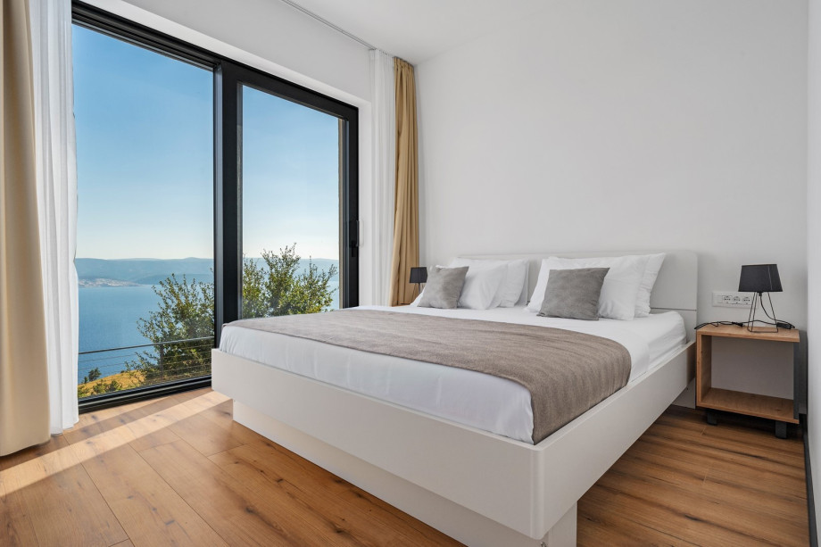 Bedroom NO2 (13,5sqm) with a king size bed 180cm x 200cm, TV, A/C, sea views, en-suite bathroom (5,7sqm) with a shower