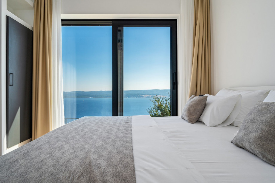 Bedroom NO2 (13,5sqm) with a king size bed 180cm x 200cm, TV, A/C, sea views, en-suite bathroom (5,7sqm) with a shower