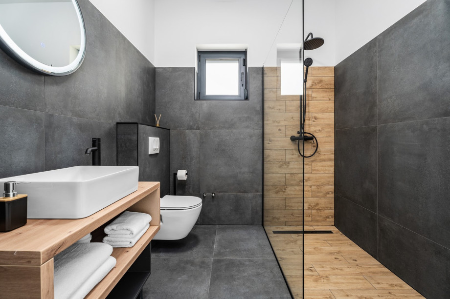 En-suite bathroom (5,7sqm) with a shower